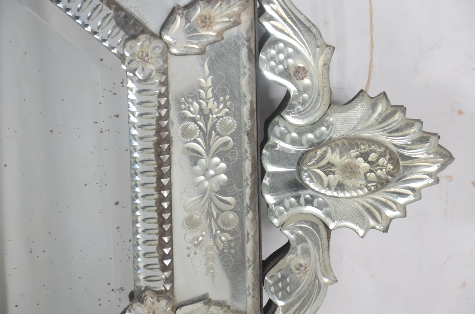 Espelho veneziano feitio oitavado, parte central de cristal bisotado... - foto 6 de 7