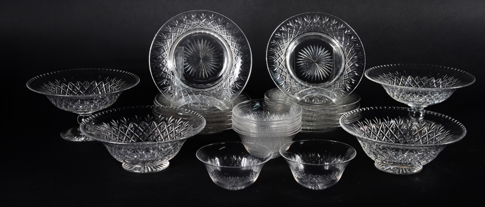 Conjunto para sobremesa de cristal europeu lapidado, composto de: 12... - foto 1 de 8