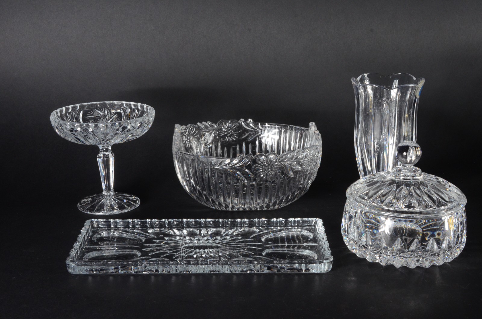 Cinco peças diversas de cristal, sendo: bowl, bomboniere, pequeno... - foto 1 de 11