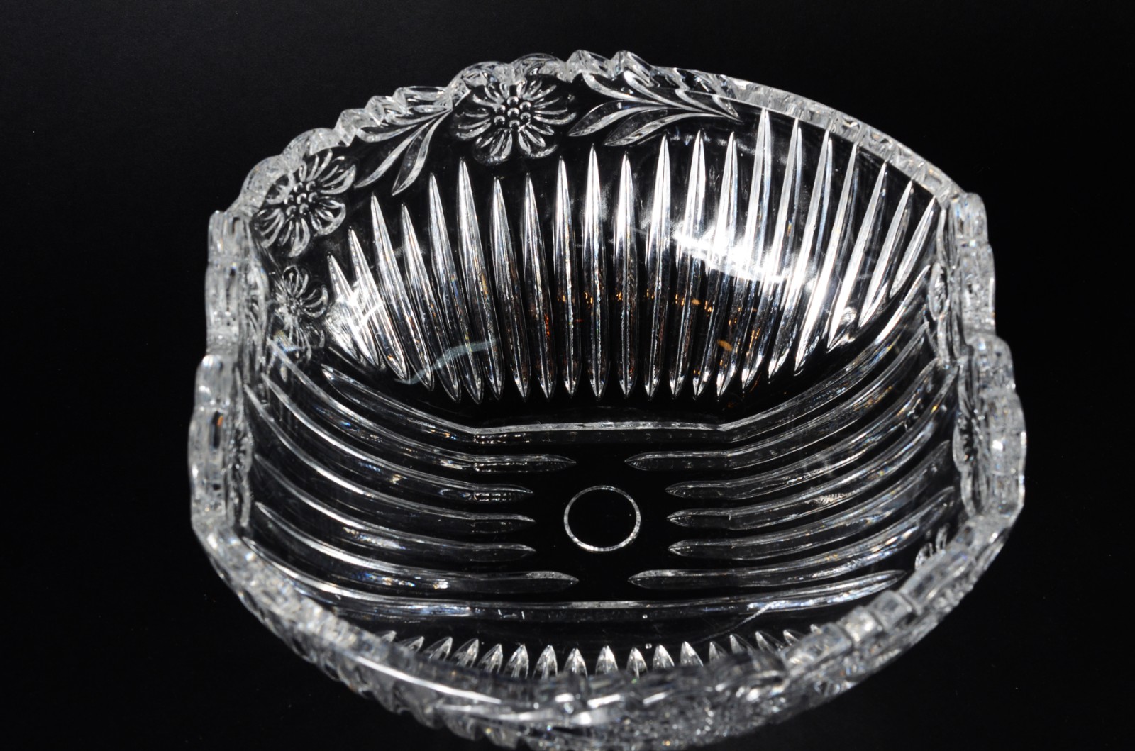 Cinco peças diversas de cristal, sendo: bowl, bomboniere, pequeno... - foto 3 de 11