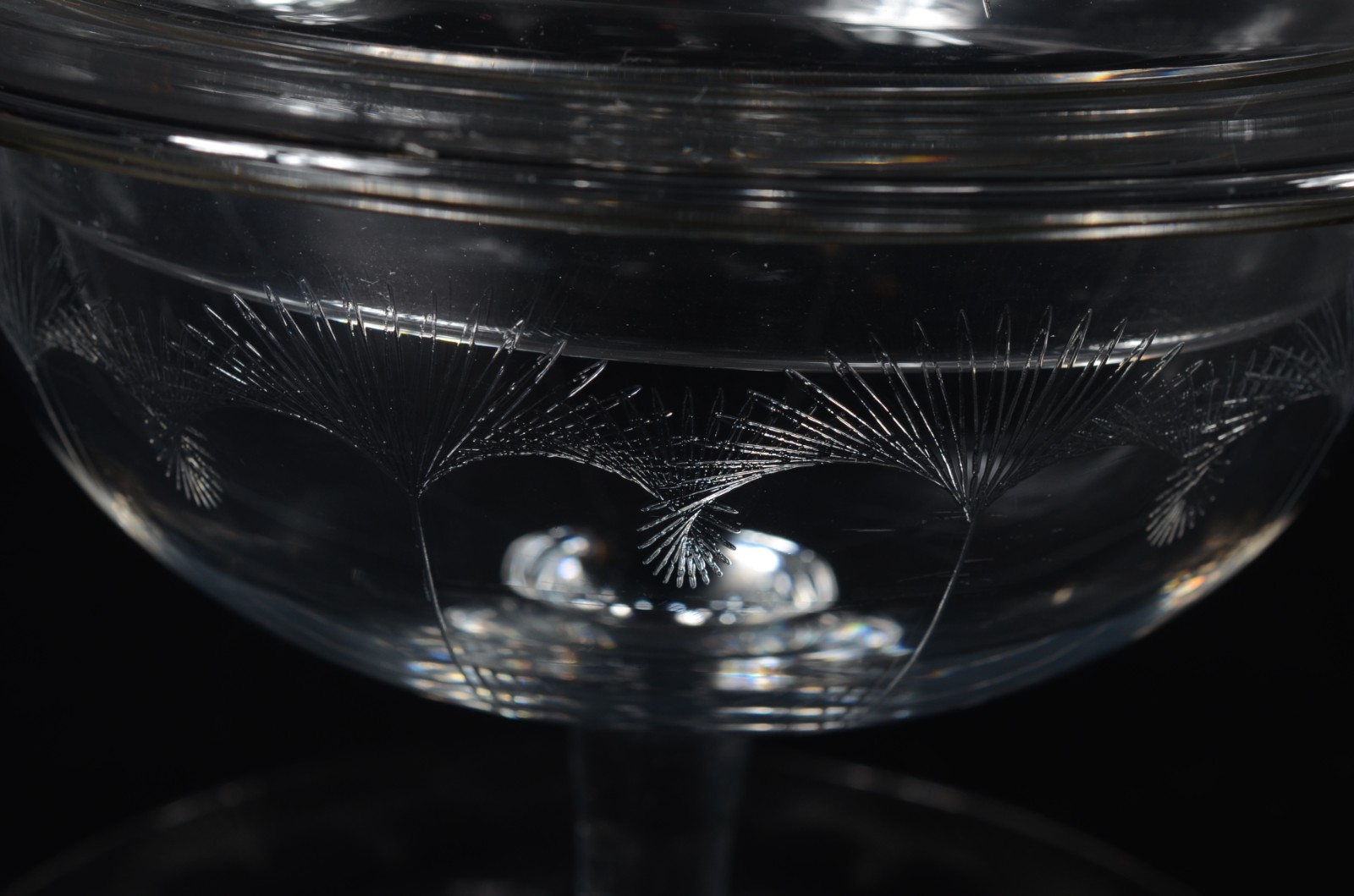 Compoteira com presentoir de cristal europeu lapidado, pega da tampa... - foto 2 de 6