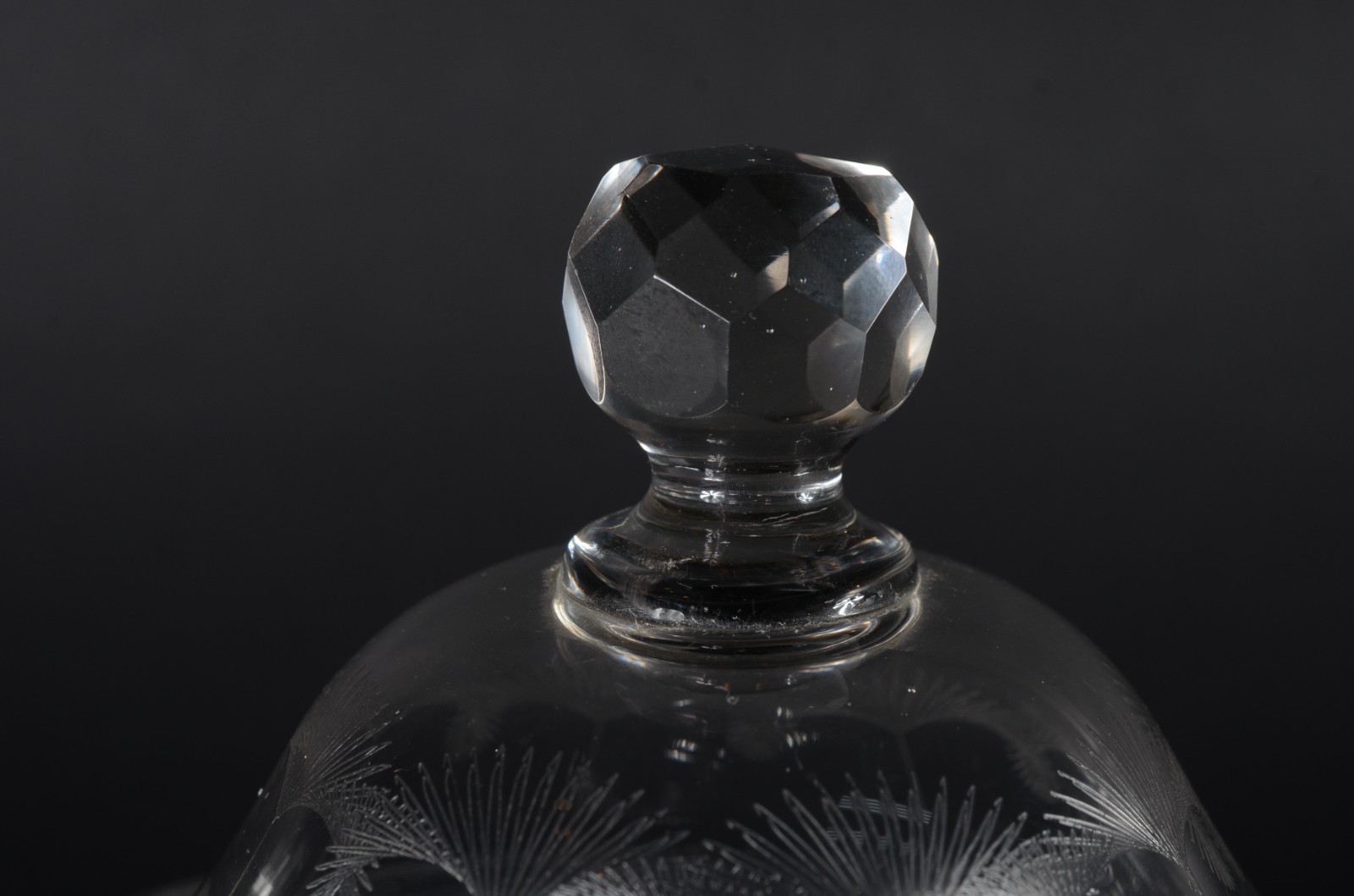 Compoteira com presentoir de cristal europeu lapidado, pega da tampa... - foto 5 de 6