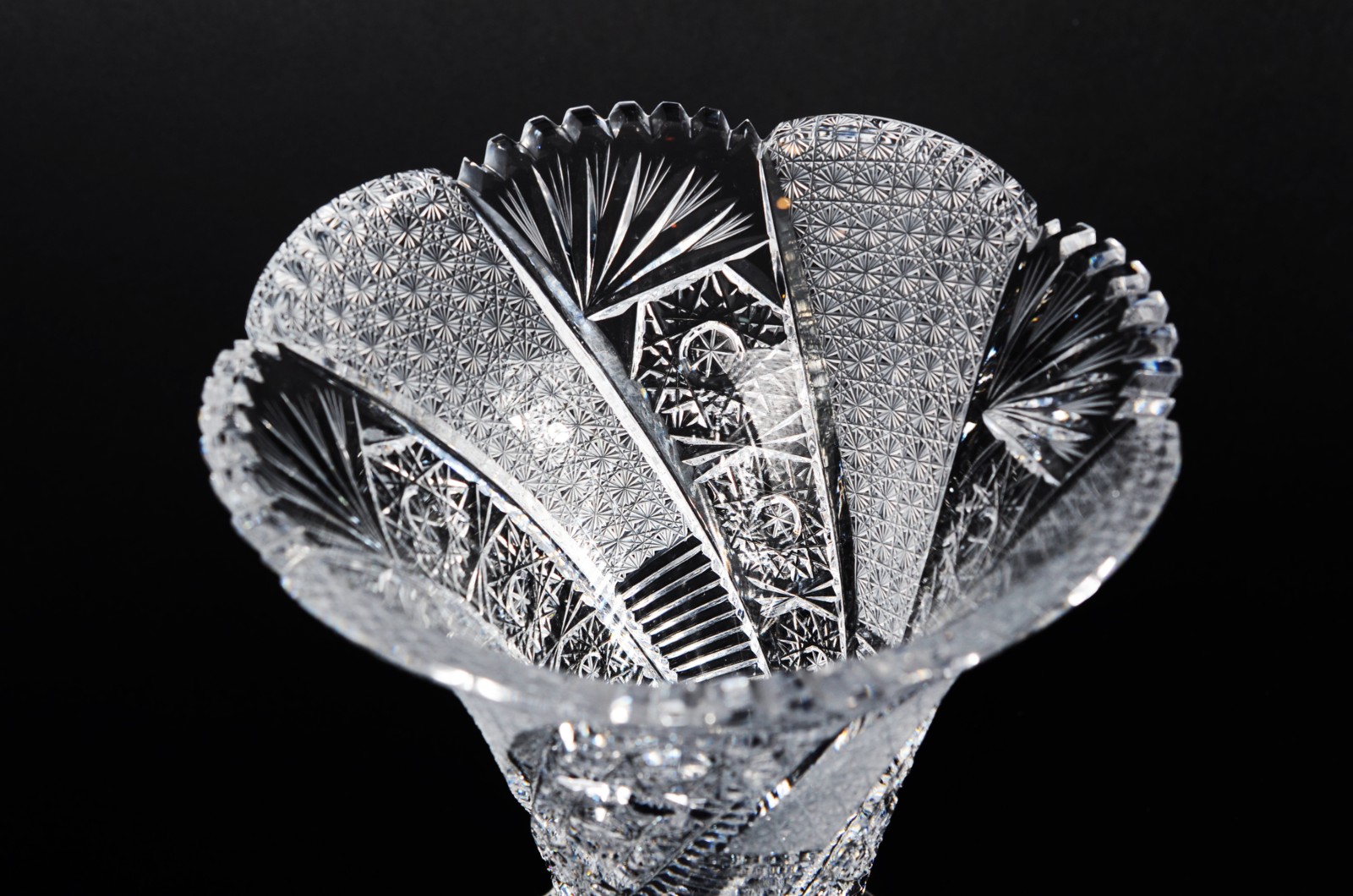 Quatro peças diversas de cristal lapidado, sendo: bomboniere, porta... - foto 6 de 10