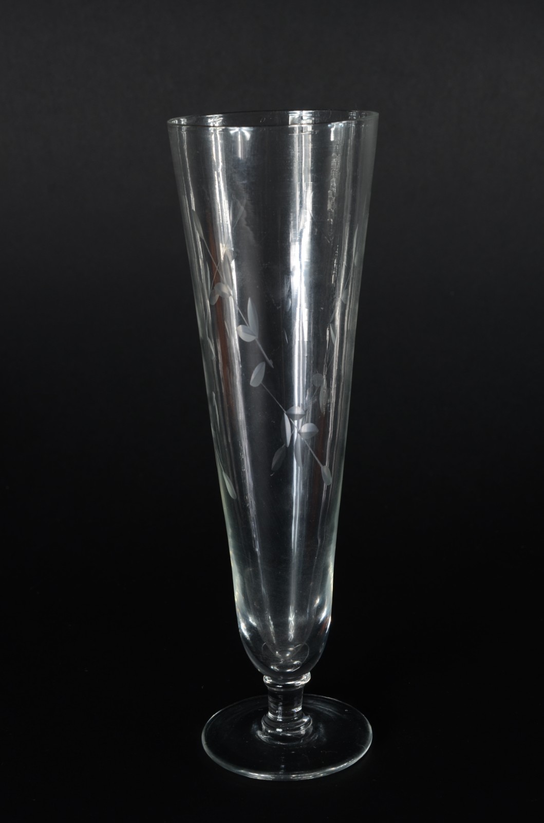 Seis tulipas de cristal com folhagens lapidadas. - foto 2 de 4