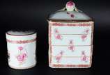 Duas peças decorativas de porcelana oriental, s... - Duas peças decorativas de porcelana oriental, sendo: marmiteira com quatro peças e tampa com pega na forma de frutos; e, pequeno potiche redondo...