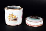 Duas peças decorativas de porcelana oriental, s... - Duas peças decorativas de porcelana oriental, sendo: marmiteira com quatro peças e tampa com pega na forma de frutos; e, pequeno potiche redondo...