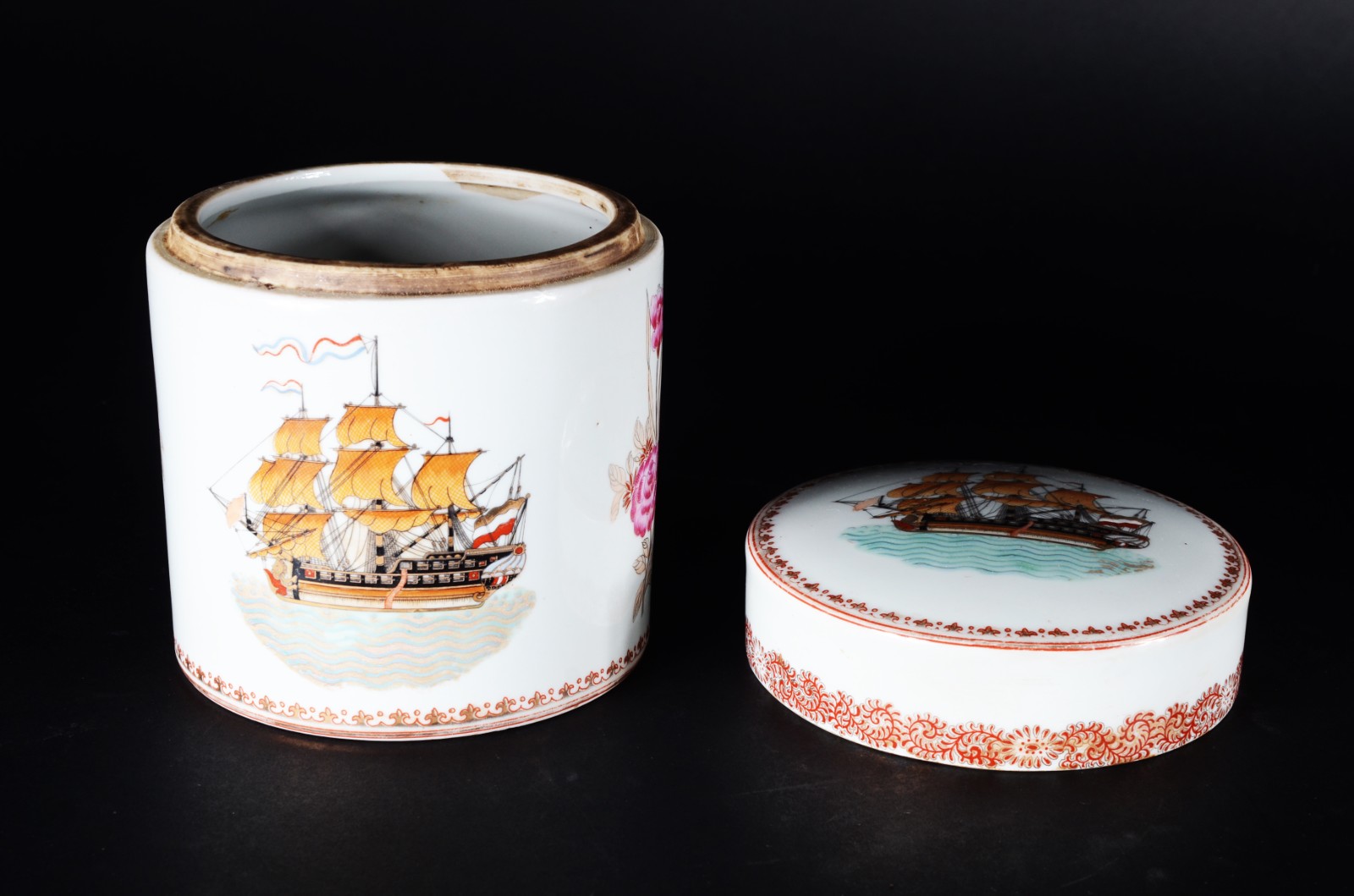 Duas peças decorativas de porcelana oriental, sendo: marmiteira com... - foto 3 de 5