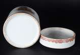 Duas peças decorativas de porcelana oriental, s... - Duas peças decorativas de porcelana oriental, sendo: marmiteira com quatro peças e tampa com pega na forma de frutos; e, pequeno potiche redondo...