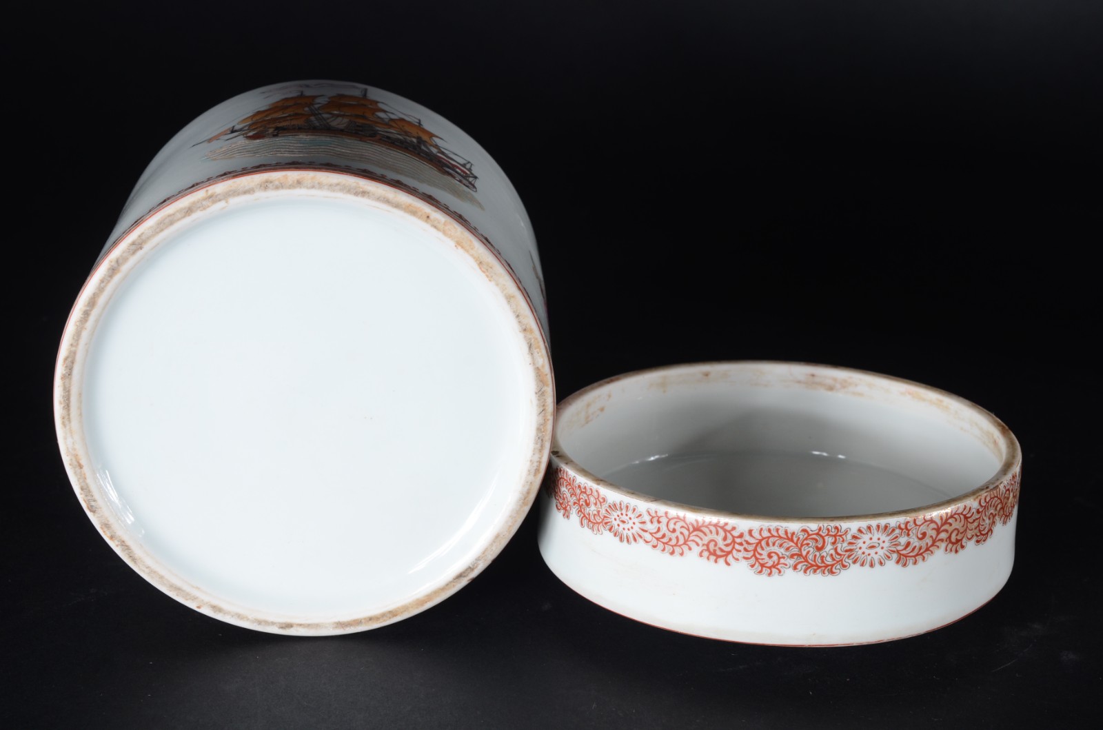 Duas peças decorativas de porcelana oriental, sendo: marmiteira com... - foto 4 de 5