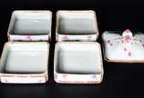 Duas peças decorativas de porcelana oriental, s... - Duas peças decorativas de porcelana oriental, sendo: marmiteira com quatro peças e tampa com pega na forma de frutos; e, pequeno potiche redondo...