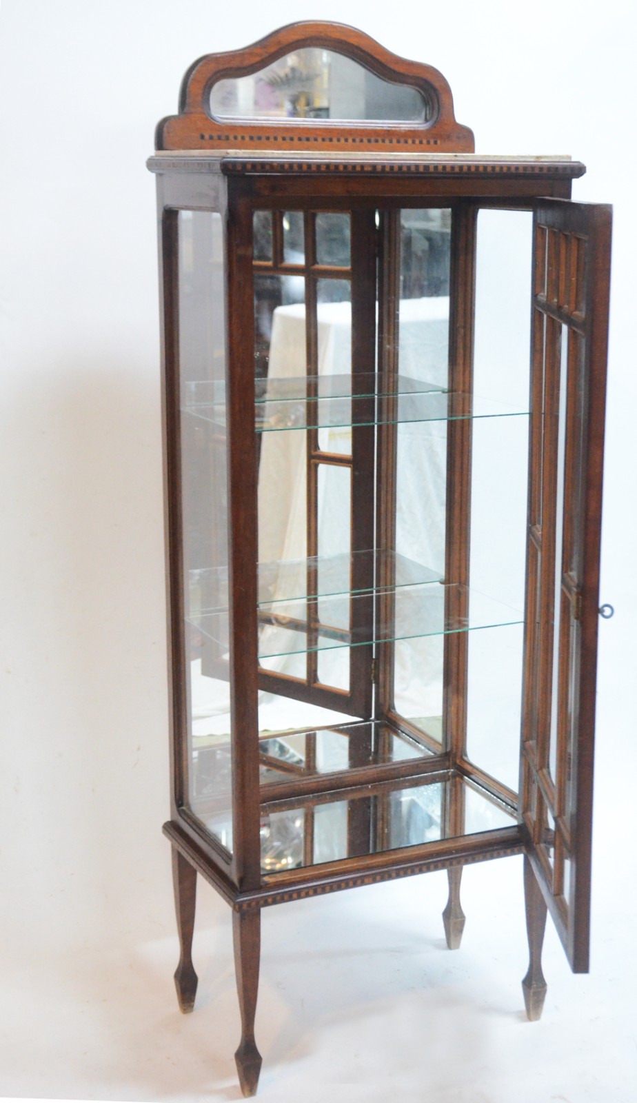 Vitrine de madeira nobre, fundo espelhado com 2 prateleiras interna... - foto 2 de 8