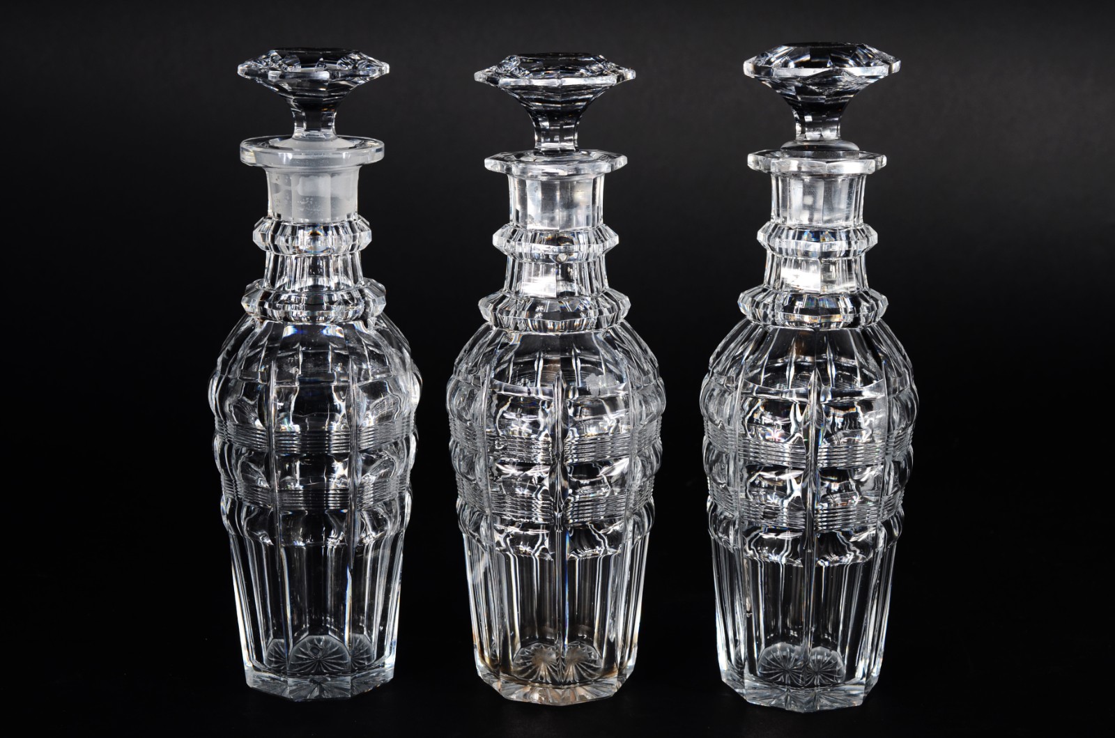 Conjunto com 3 licoreiras de cristal europeu lapidado. Lascados nas... - foto 1 de 8