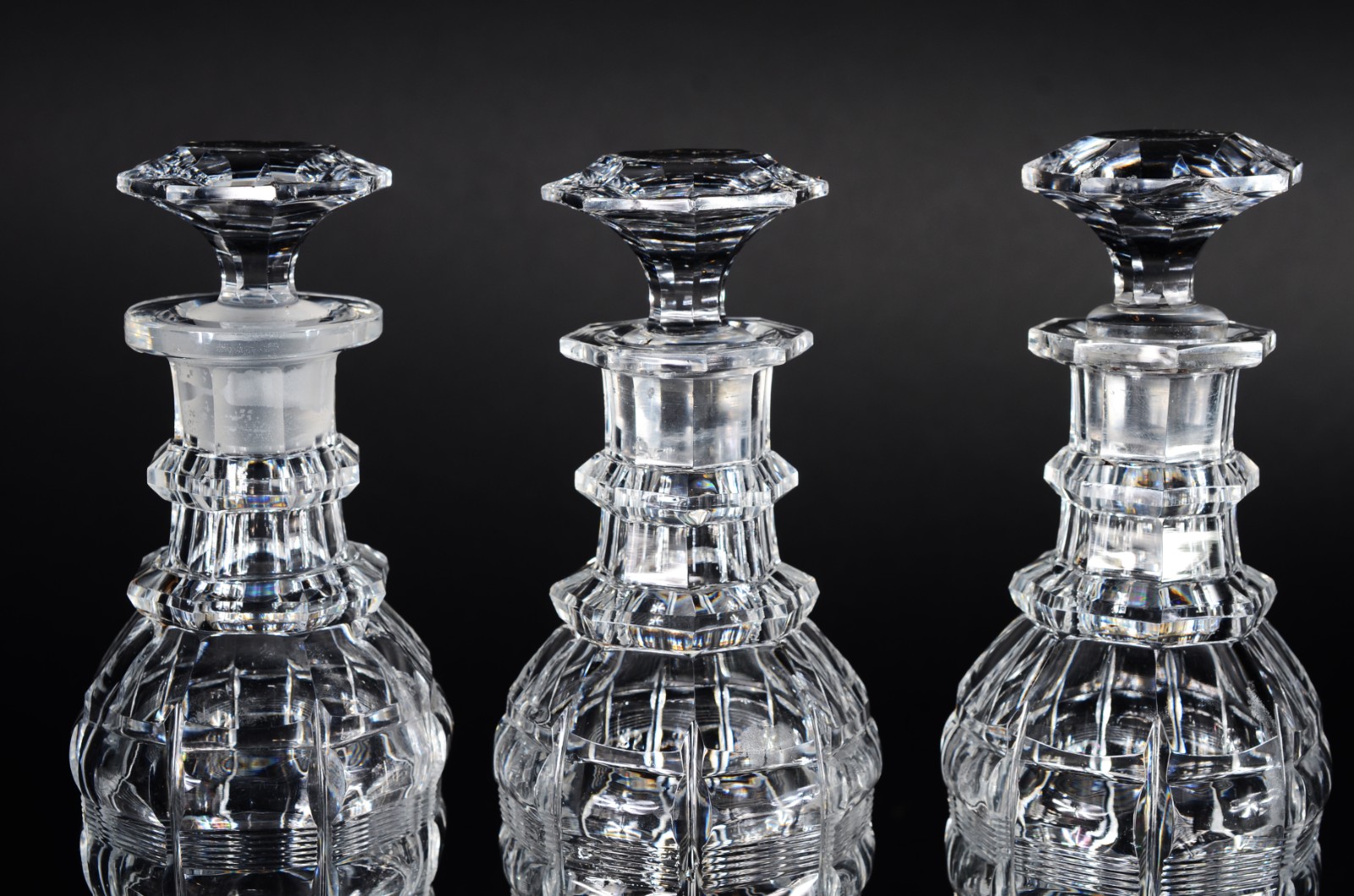 Conjunto com 3 licoreiras de cristal europeu lapidado. Lascados nas... - foto 2 de 8