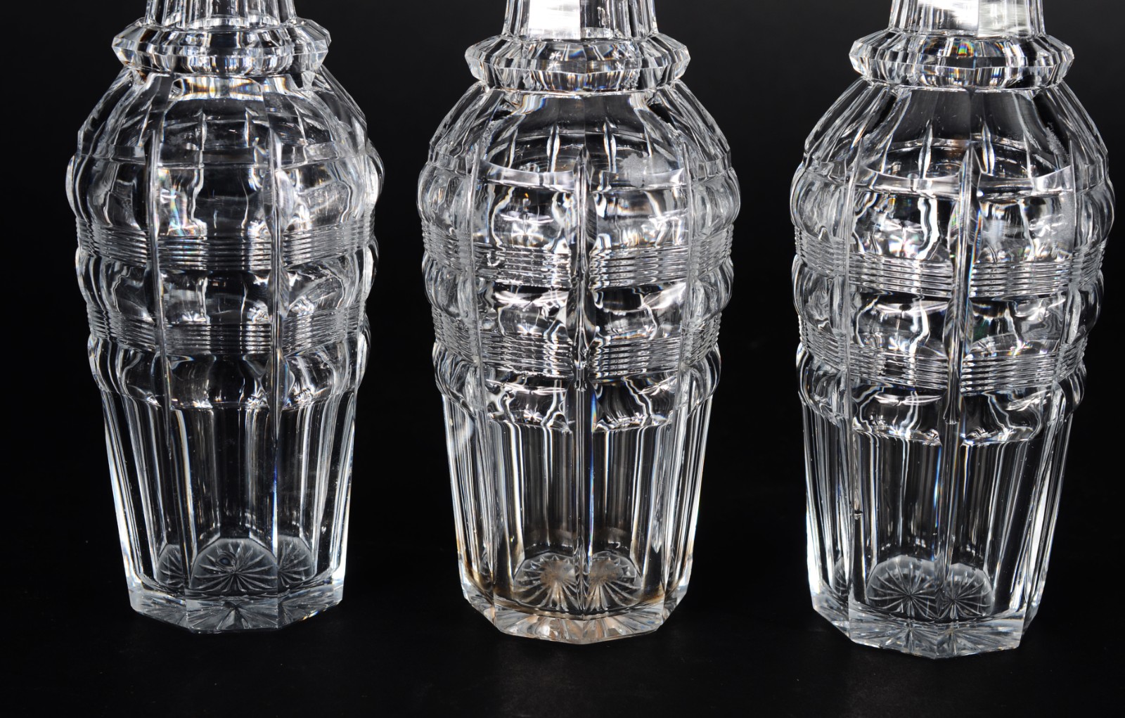 Conjunto com 3 licoreiras de cristal europeu lapidado. Lascados nas... - foto 3 de 8