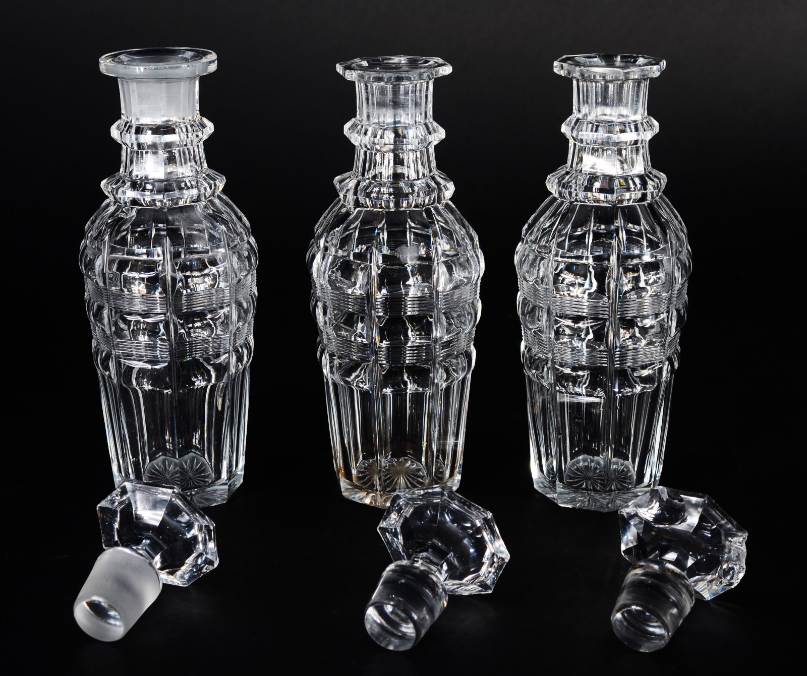 Conjunto com 3 licoreiras de cristal europeu lapidado. Lascados nas... - foto 4 de 8