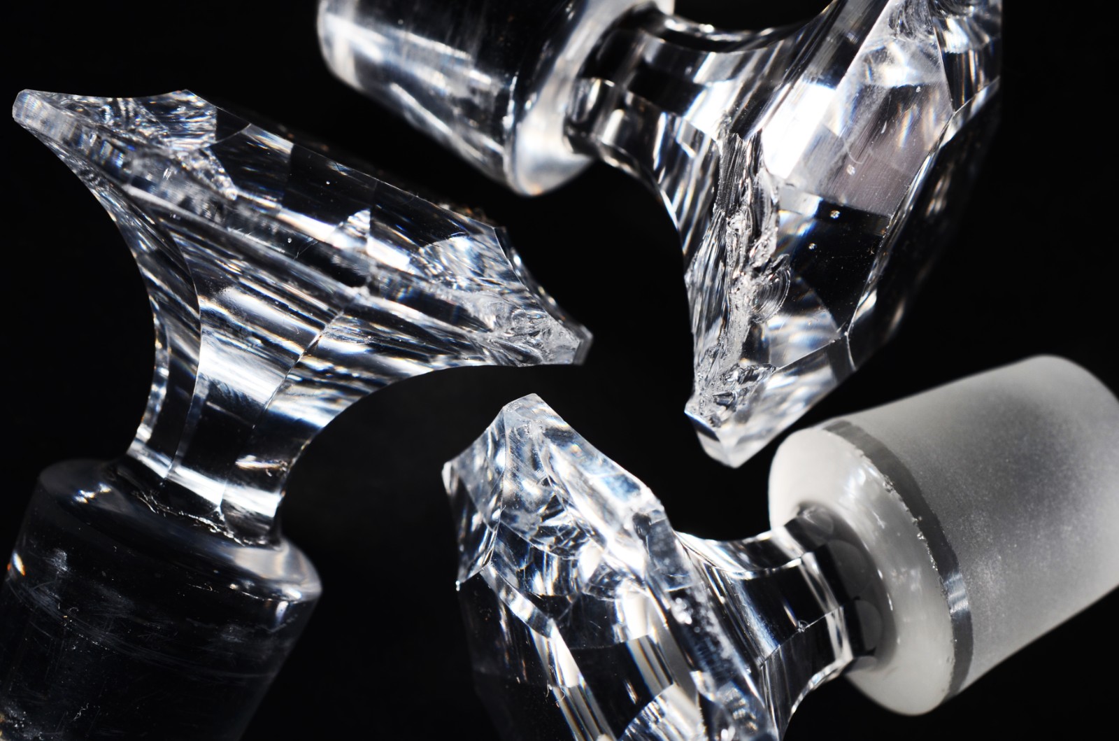 Conjunto com 3 licoreiras de cristal europeu lapidado. Lascados nas... - foto 5 de 8