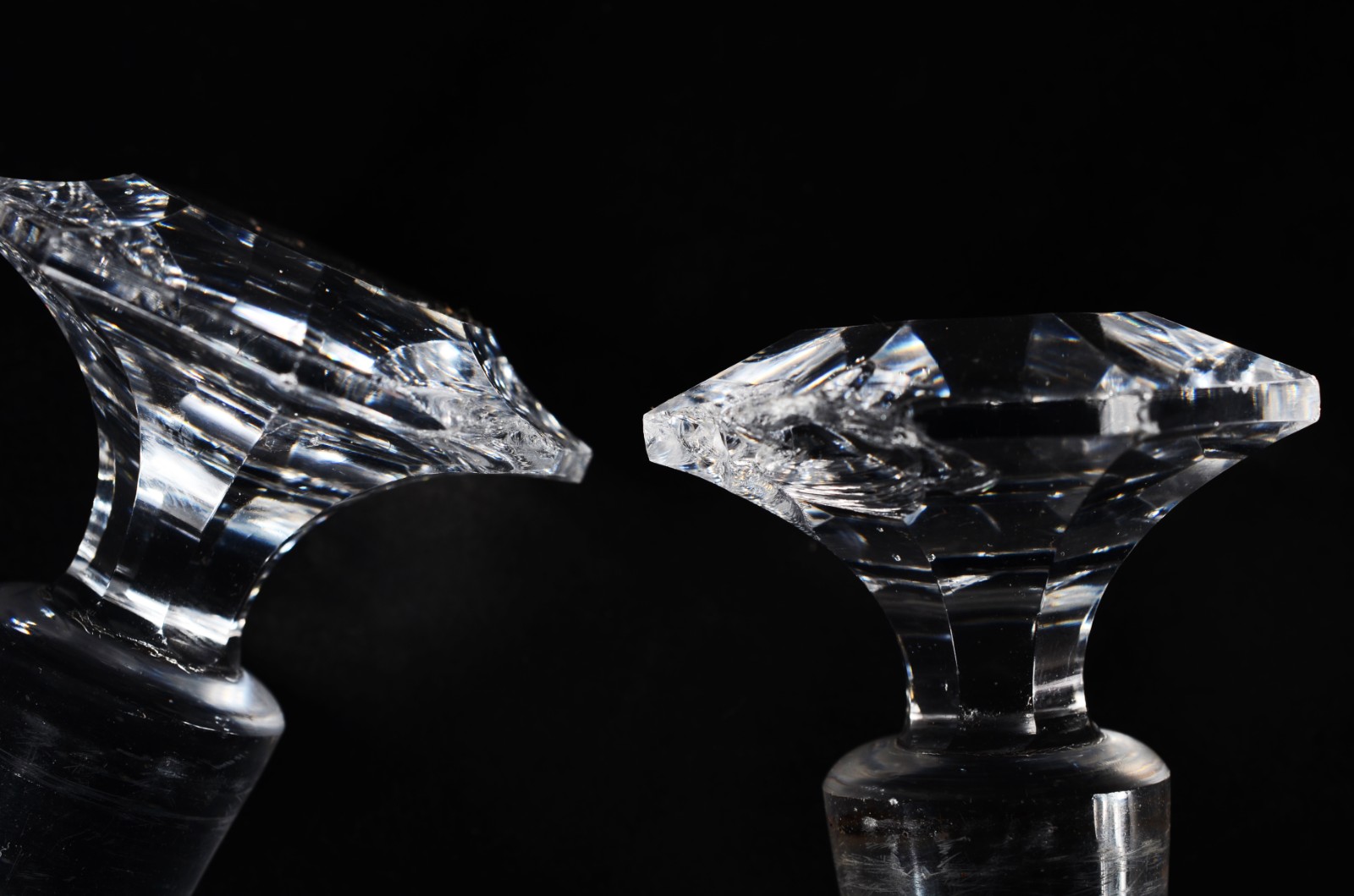 Conjunto com 3 licoreiras de cristal europeu lapidado. Lascados nas... - foto 6 de 8