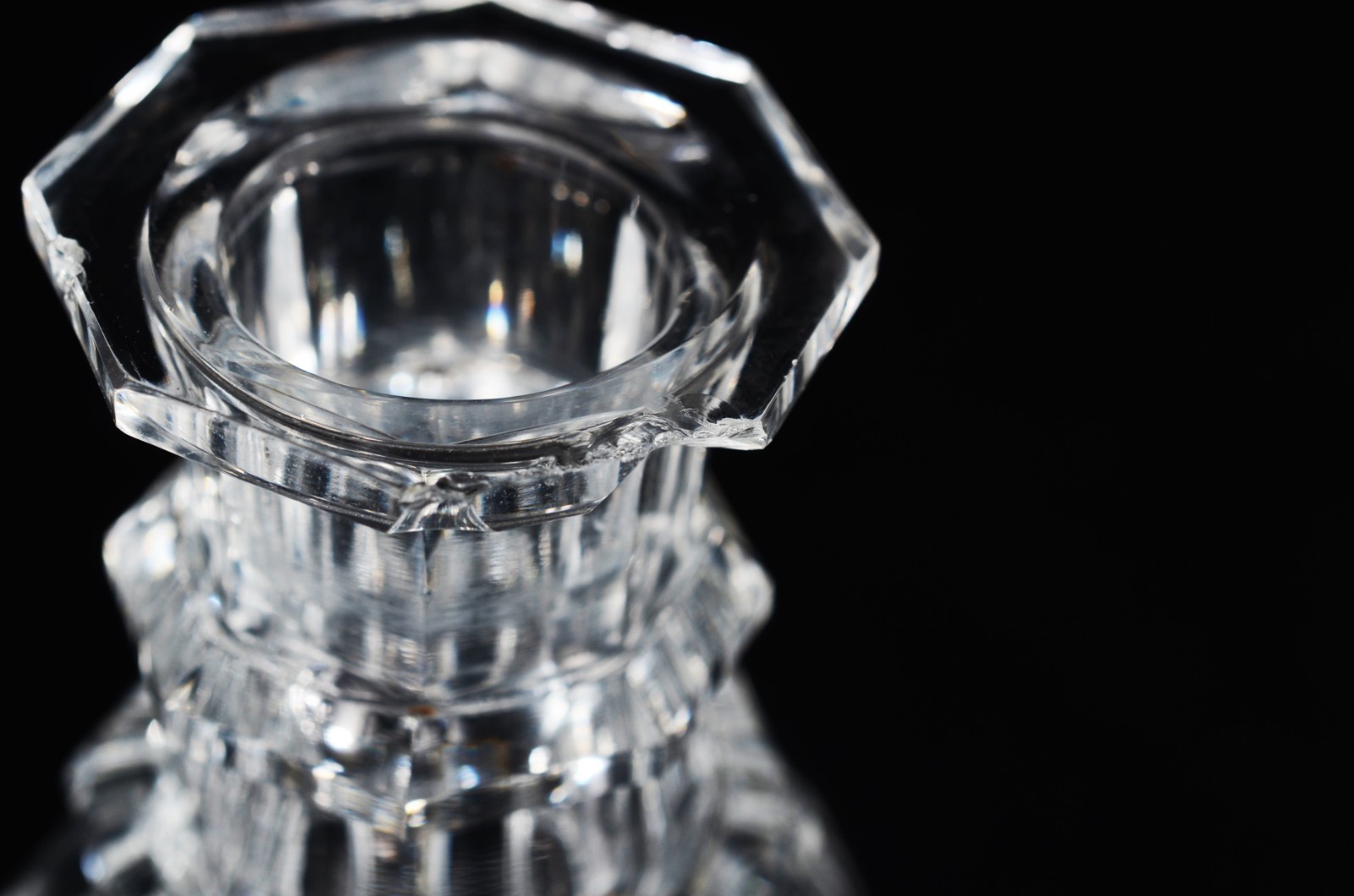 Conjunto com 3 licoreiras de cristal europeu lapidado. Lascados nas... - foto 7 de 8