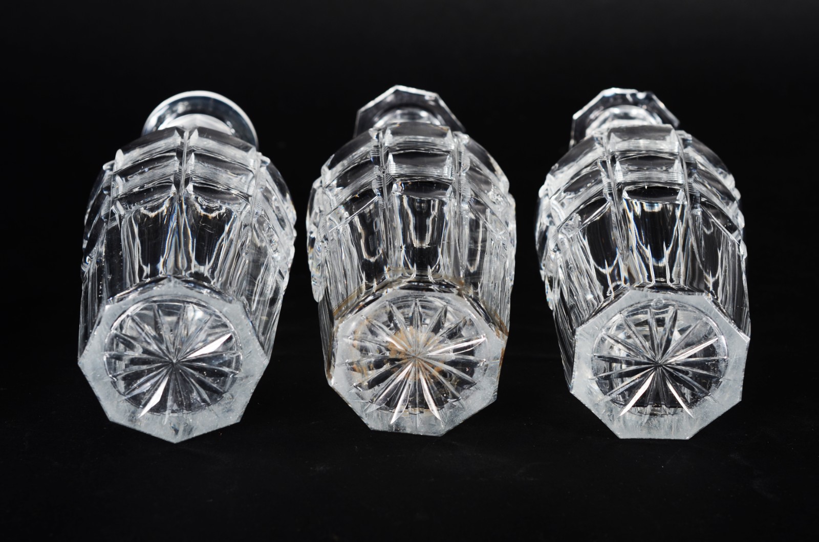 Conjunto com 3 licoreiras de cristal europeu lapidado. Lascados nas... - foto 8 de 8