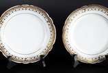 Par de pratos de sobremesa de porcelana frances... - Par de pratos de sobremesa de porcelana francesa. Serviço do Paço Cidade, século XIX.  Peça do mesmo serviço reproduzida na página 225 do livro ...