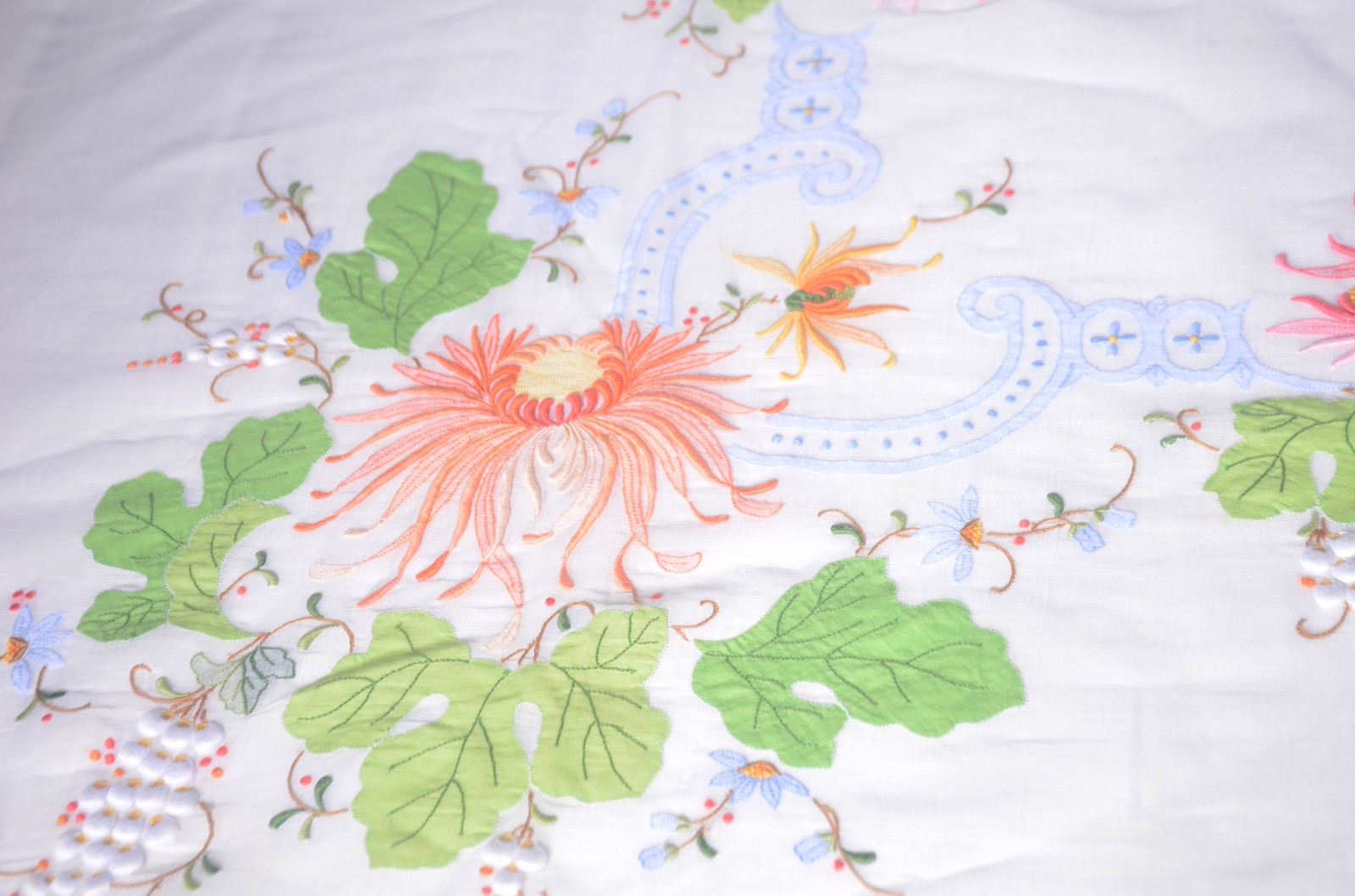 Toalha de mesa de organza branca com bordados e apliques florais... - foto 3 de 7