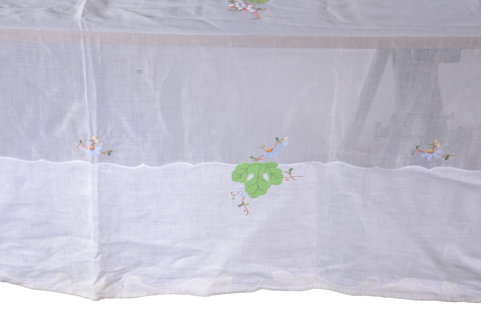 Toalha de mesa de organza branca com bordados e apliques florais... - foto 4 de 7
