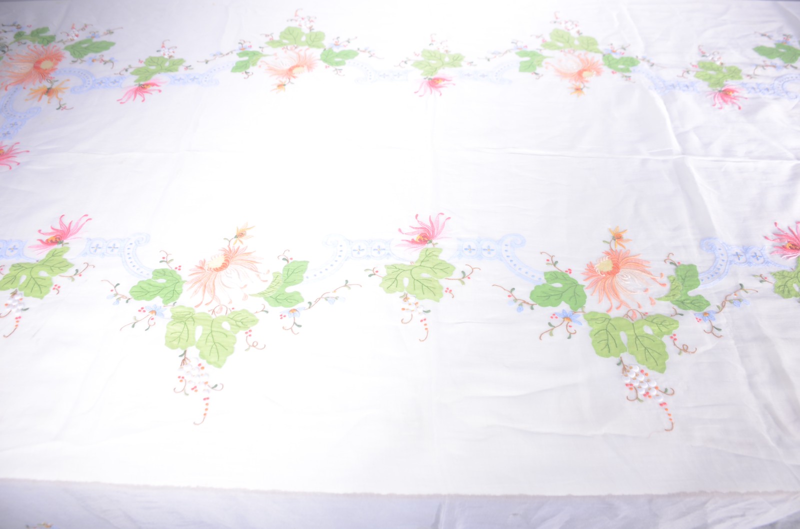 Toalha de mesa de organza branca com bordados e apliques florais... - foto 5 de 7