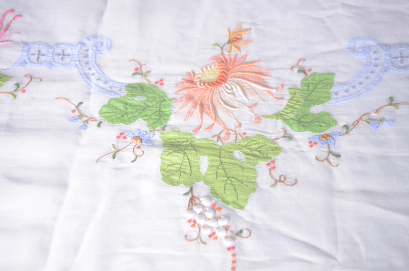 Toalha de mesa de organza branca com bordados e apliques florais... - foto 7 de 7