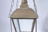 Lanterna de metal dourado com correntes. Oxidada. - Lanterna de metal dourado com correntes. Oxidada.