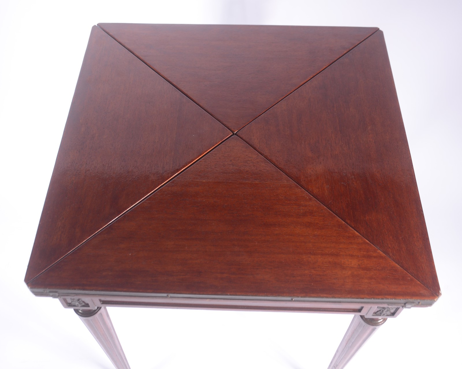 Mesa para jogo de madeira nobre, tampo dobrável em quatro partes com... - foto 5 de 8