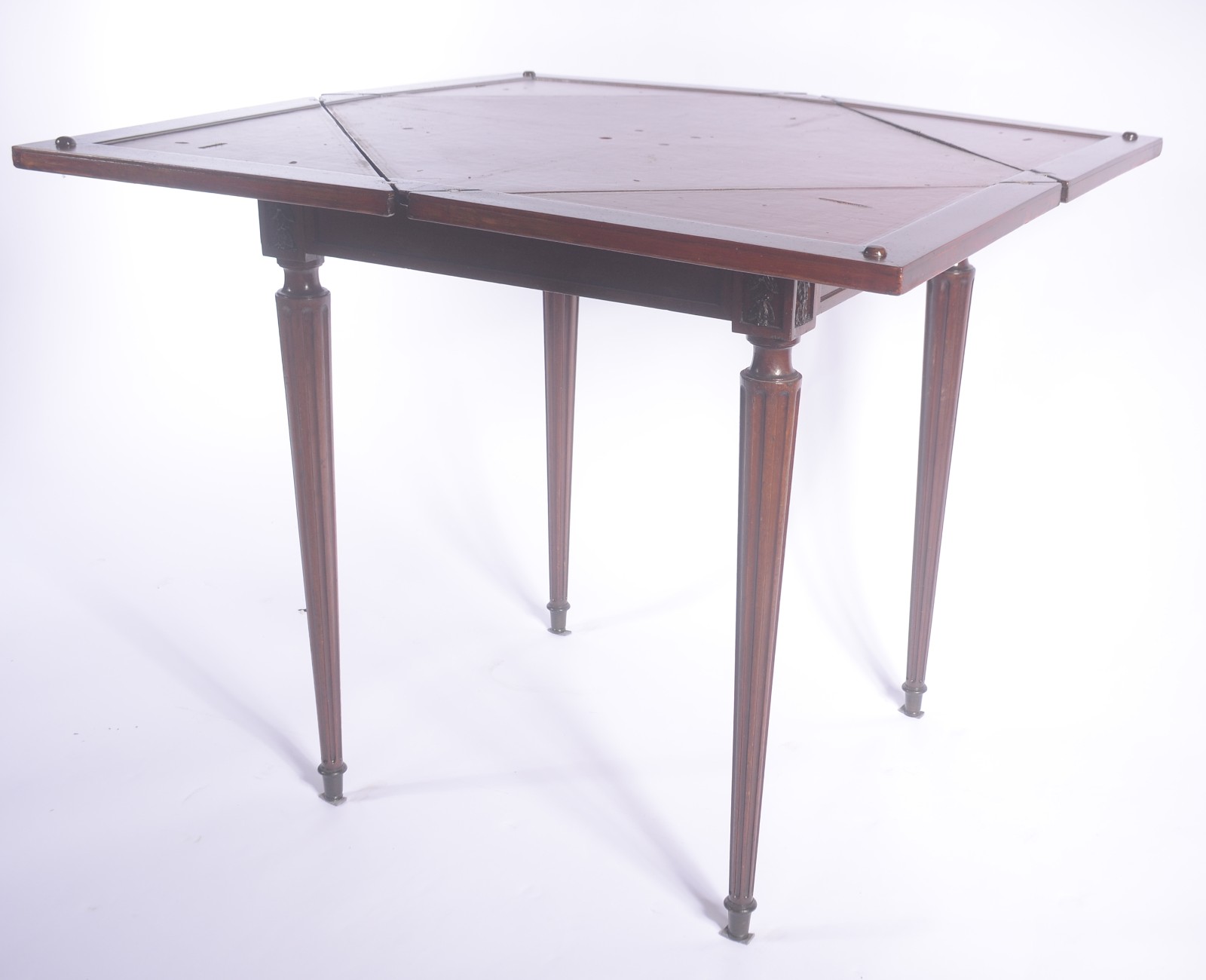 Mesa para jogo de madeira nobre, tampo dobrável em quatro partes com... - foto 1 de 8