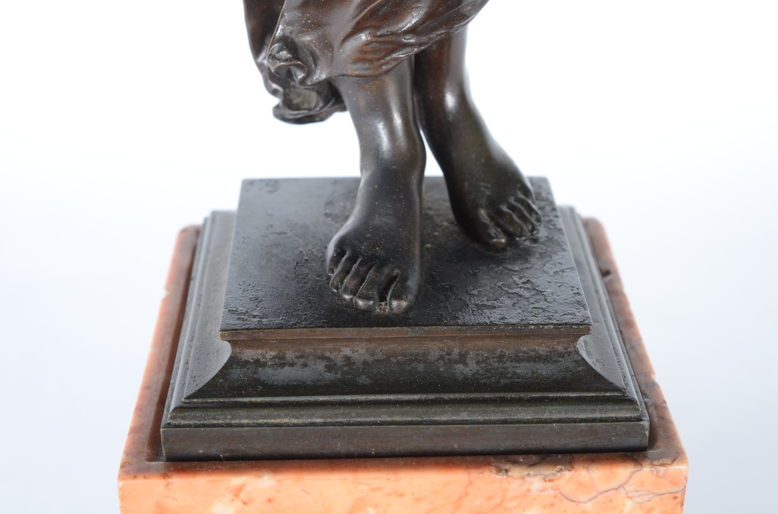 Escultura de bronze representando figura feminina. Pequenas inicias... - foto 2 de 11