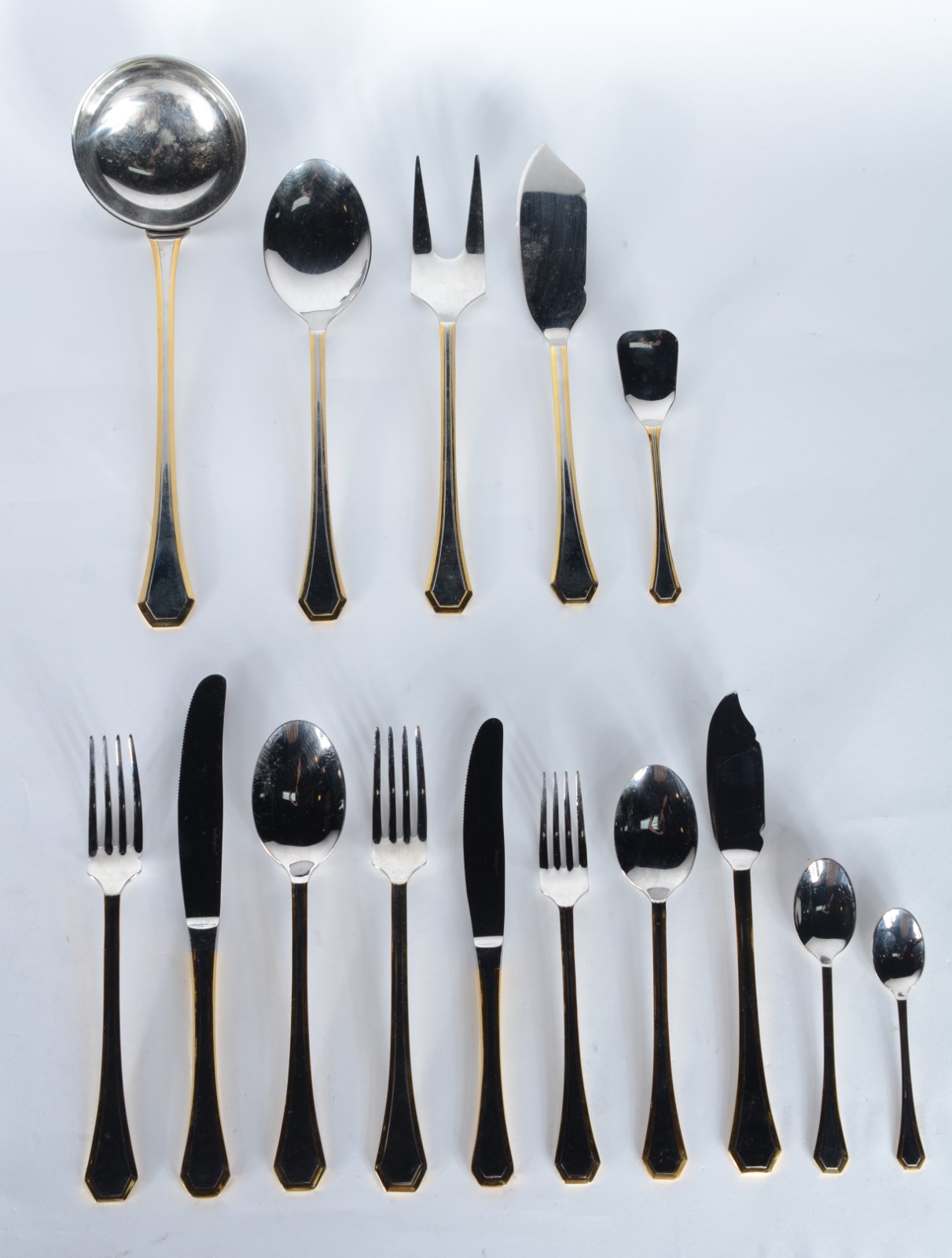 Faqueiro italiano Gottinghen, de aço com friso dourado, composto de... - foto 1 de 10
