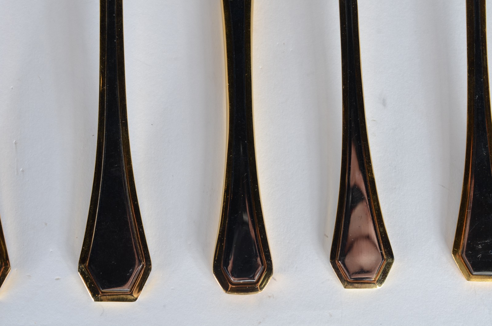 Faqueiro italiano Gottinghen, de aço com friso dourado, composto de... - foto 5 de 10