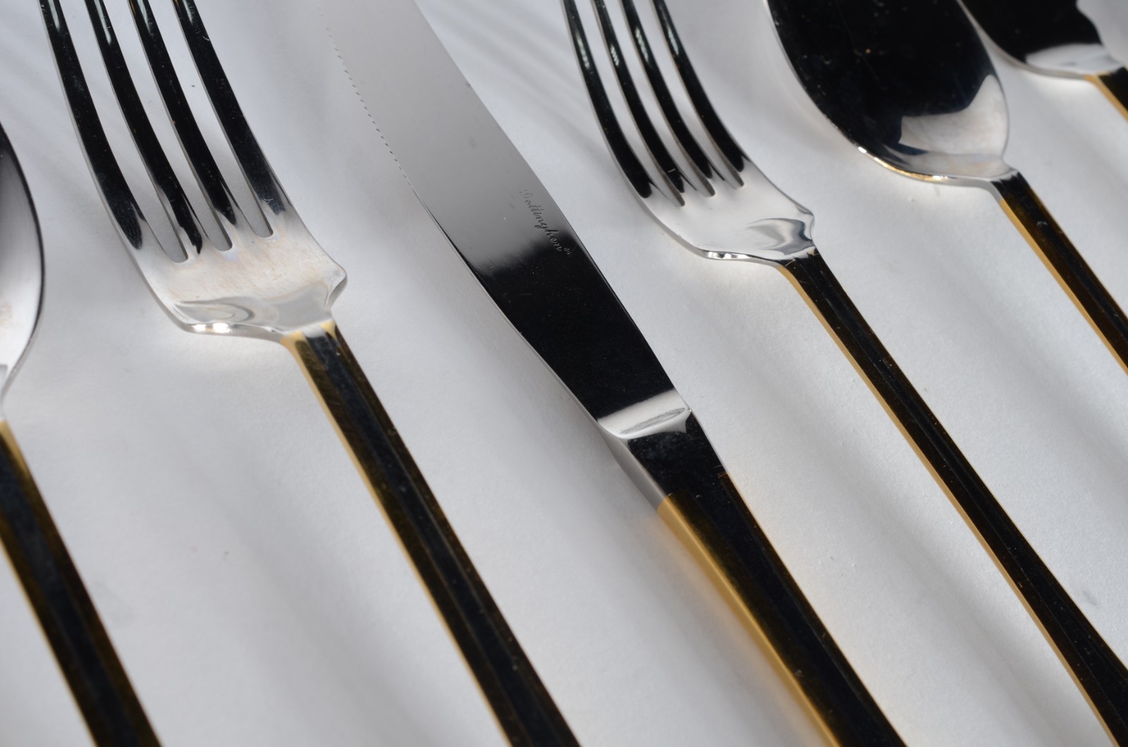 Faqueiro italiano Gottinghen, de aço com friso dourado, composto de... - foto 7 de 10