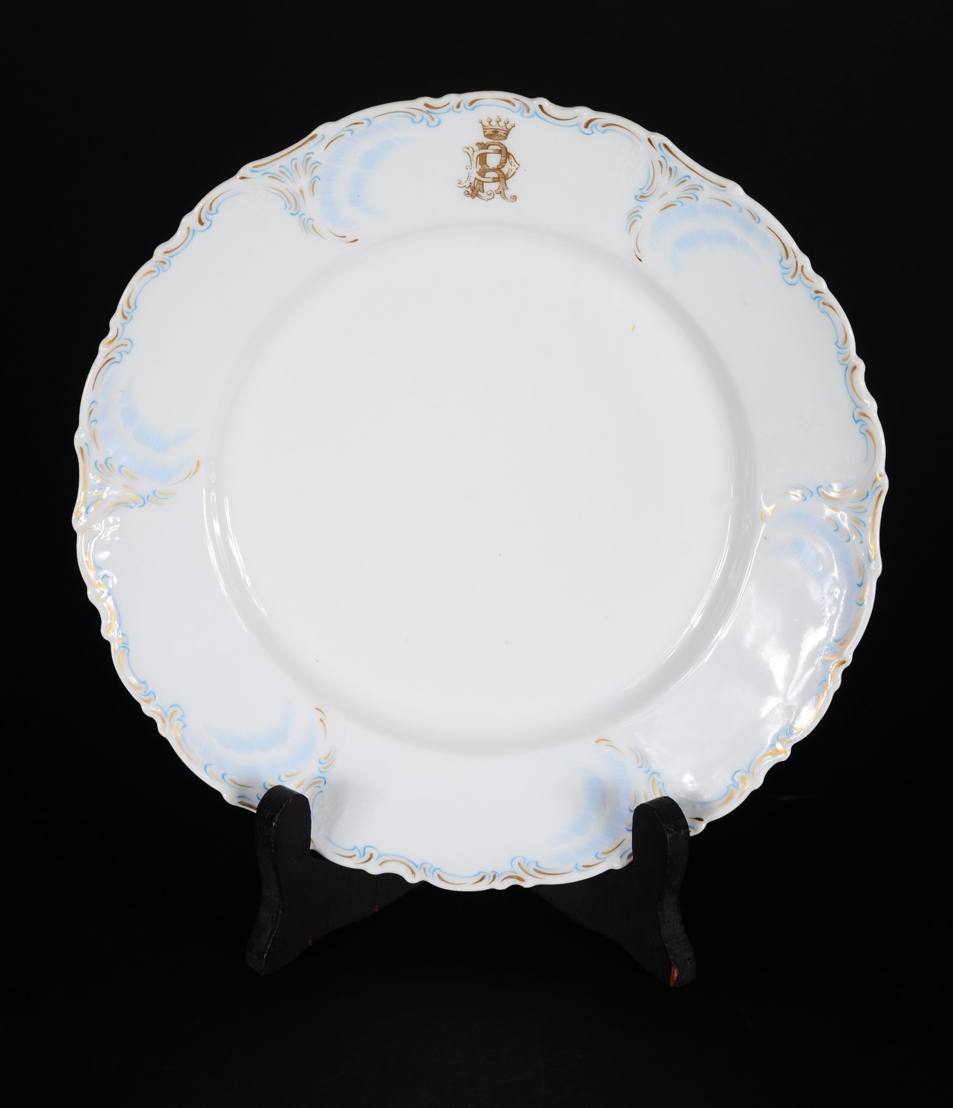 Prato em porcelana do serviço monogramado com coroa do 1º Barão com... - foto 1 de 4