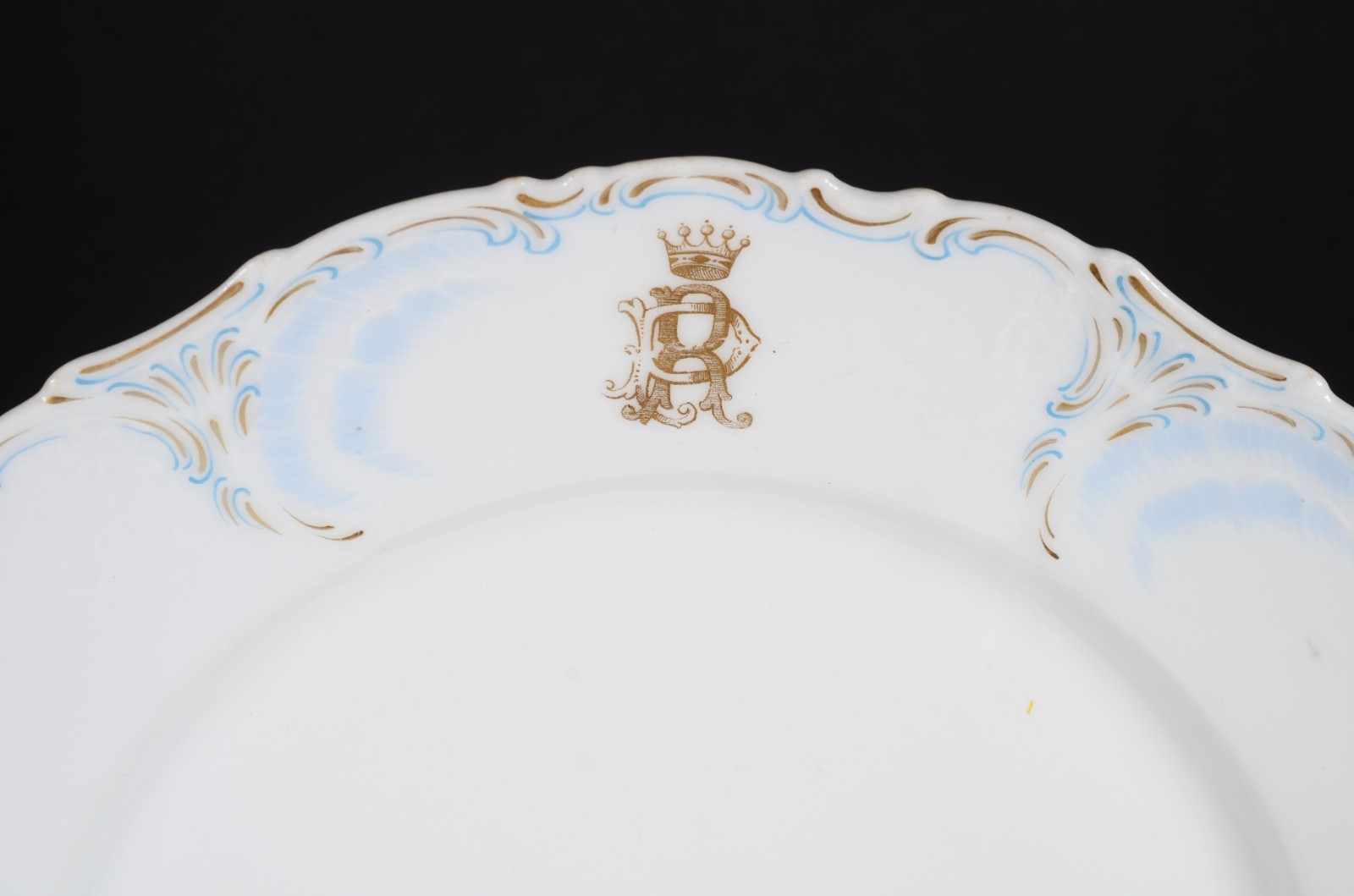 Prato em porcelana do serviço monogramado com coroa do 1º Barão com... - foto 2 de 4