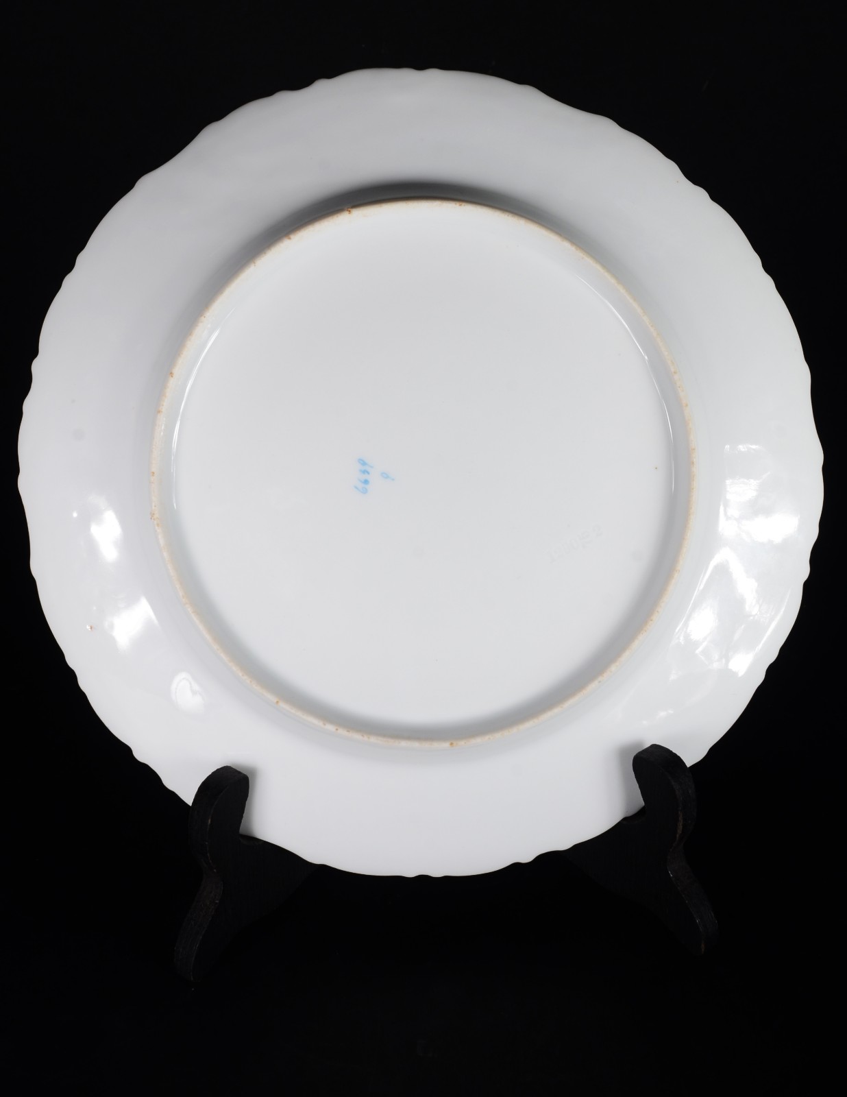 Prato em porcelana do serviço monogramado com coroa do 1º Barão com... - foto 3 de 4