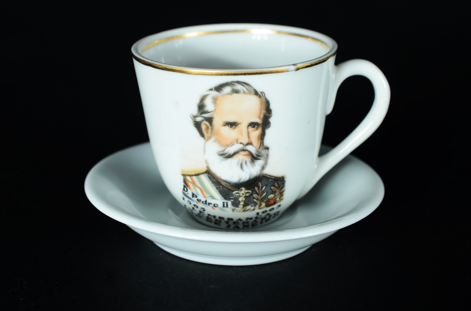 Xícara com pires de porcelana Rio Branco do IV centenário do Rio de... - foto 1 de 7