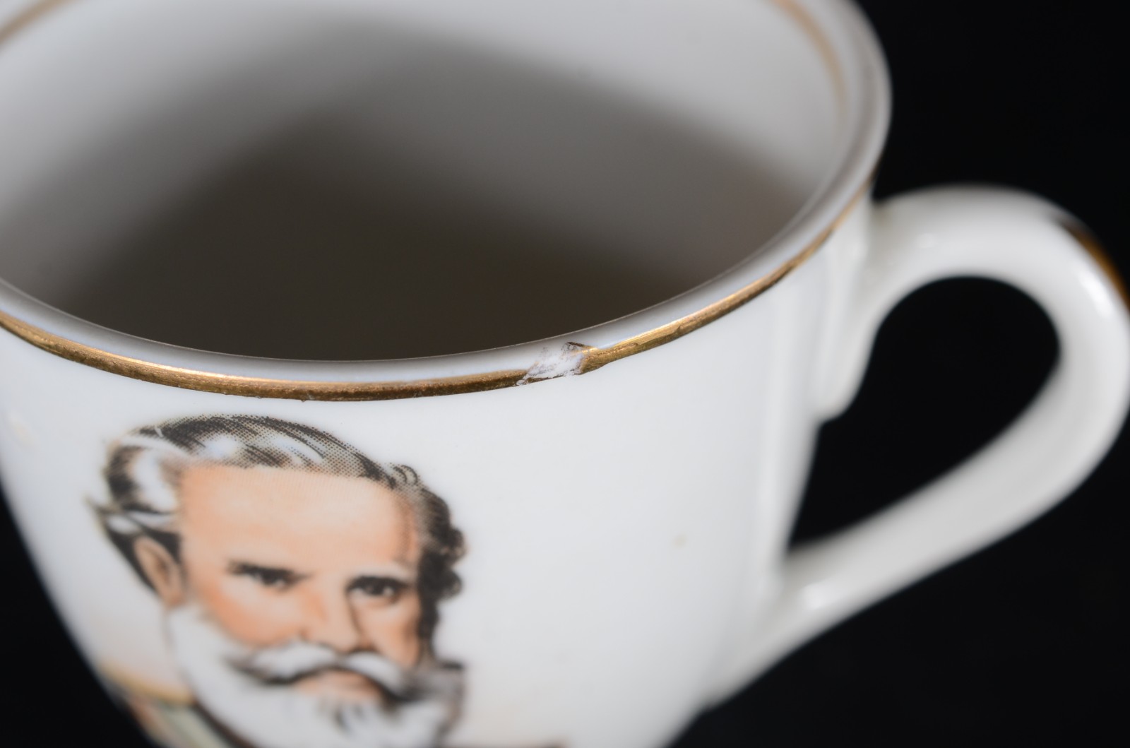 Xícara com pires de porcelana Rio Branco do IV centenário do Rio de... - foto 6 de 7