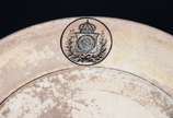 Prato de faiança "Anthony Shaw & Son". Ao centr... - Prato de faiança "Anthony Shaw & Son". Ao centro brasão Imperial envolto por jarreteira com a legenda: Corpo Policial da Província do Rio de Jan...