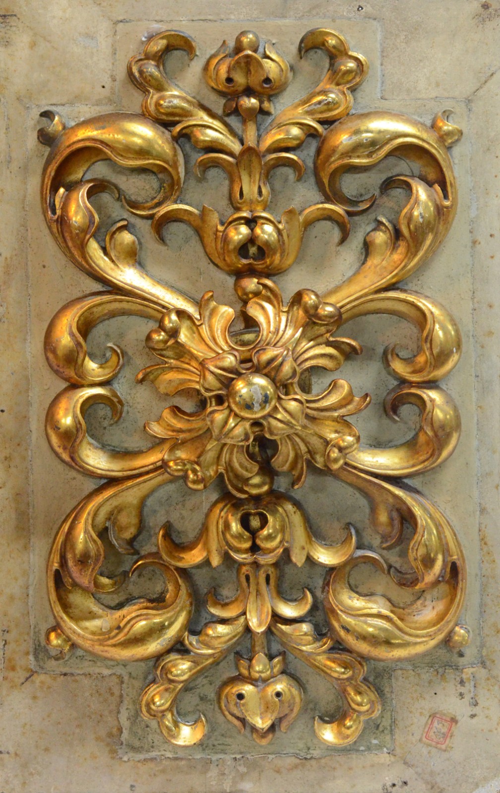 Antigo fragmento de altar de madeira entalhada e dourada com... - foto 1 de 5