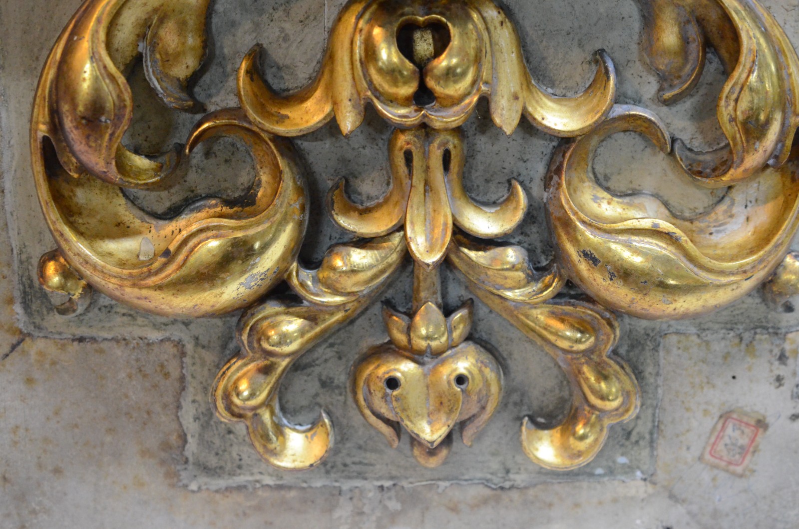 Antigo fragmento de altar de madeira entalhada e dourada com... - foto 2 de 5