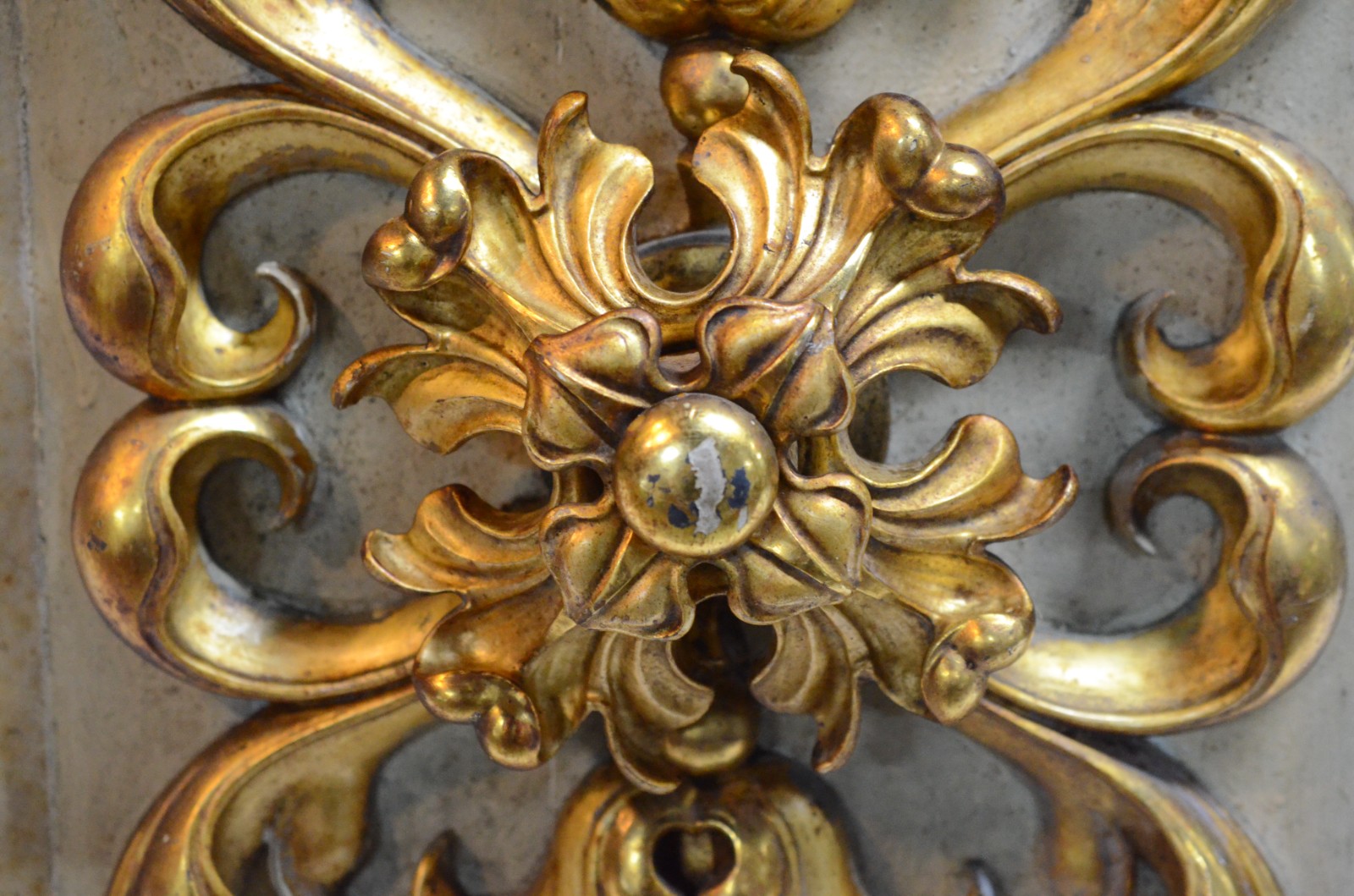 Antigo fragmento de altar de madeira entalhada e dourada com... - foto 4 de 5