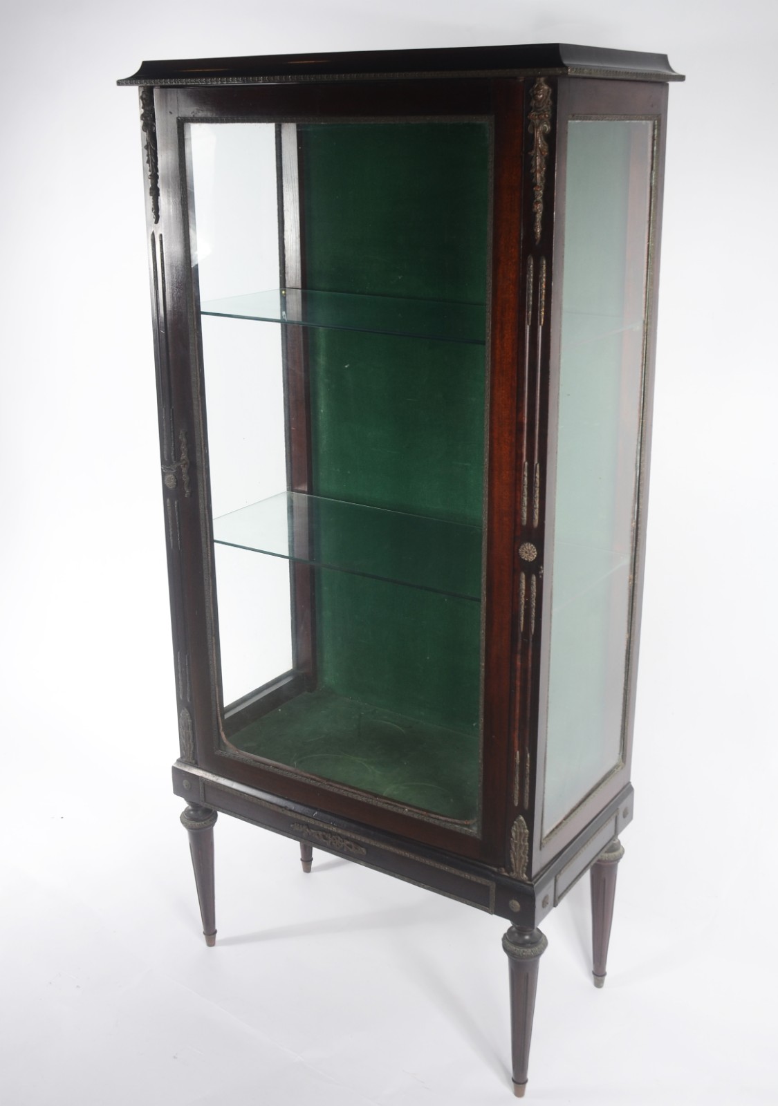 Vitrine de madeira nobre, estilo Império, duas prateleiras internas... - foto 1 de 9