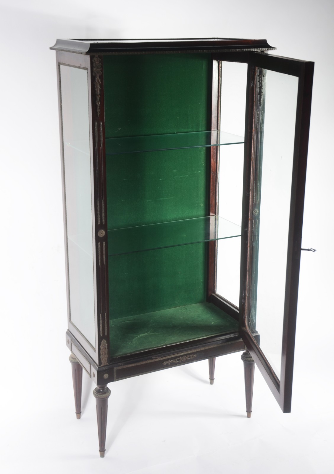 Vitrine de madeira nobre, estilo Império, duas prateleiras internas... - foto 2 de 9