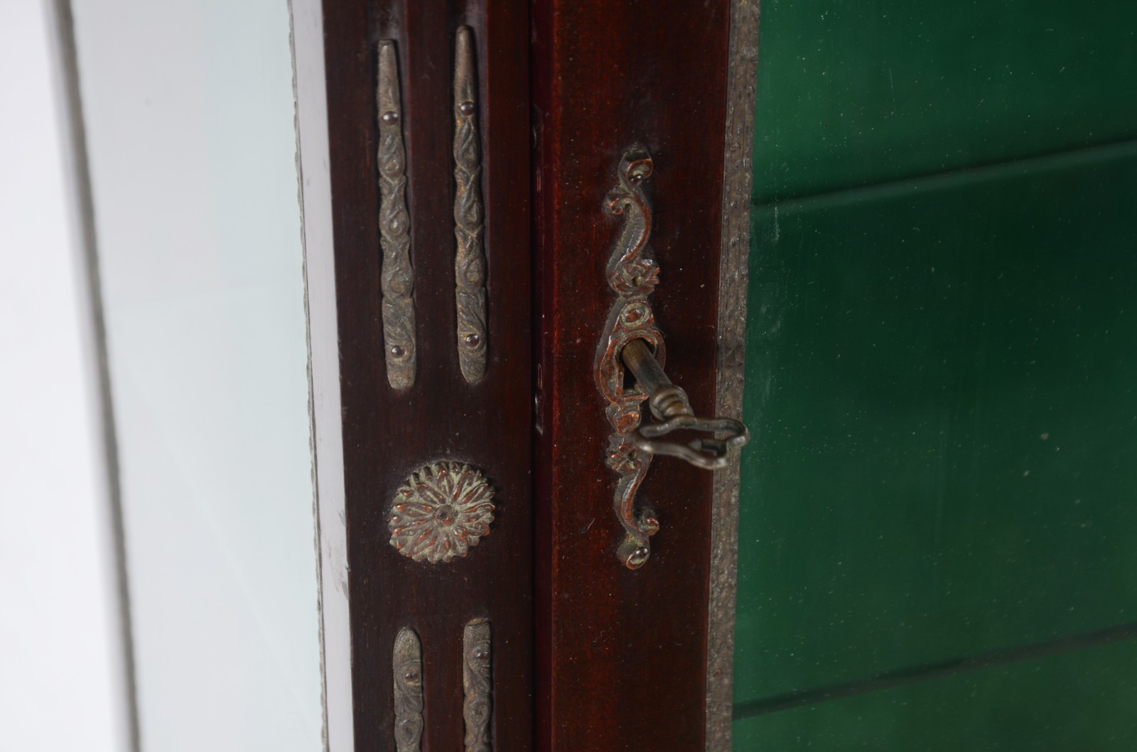 Vitrine de madeira nobre, estilo Império, duas prateleiras internas... - foto 4 de 9