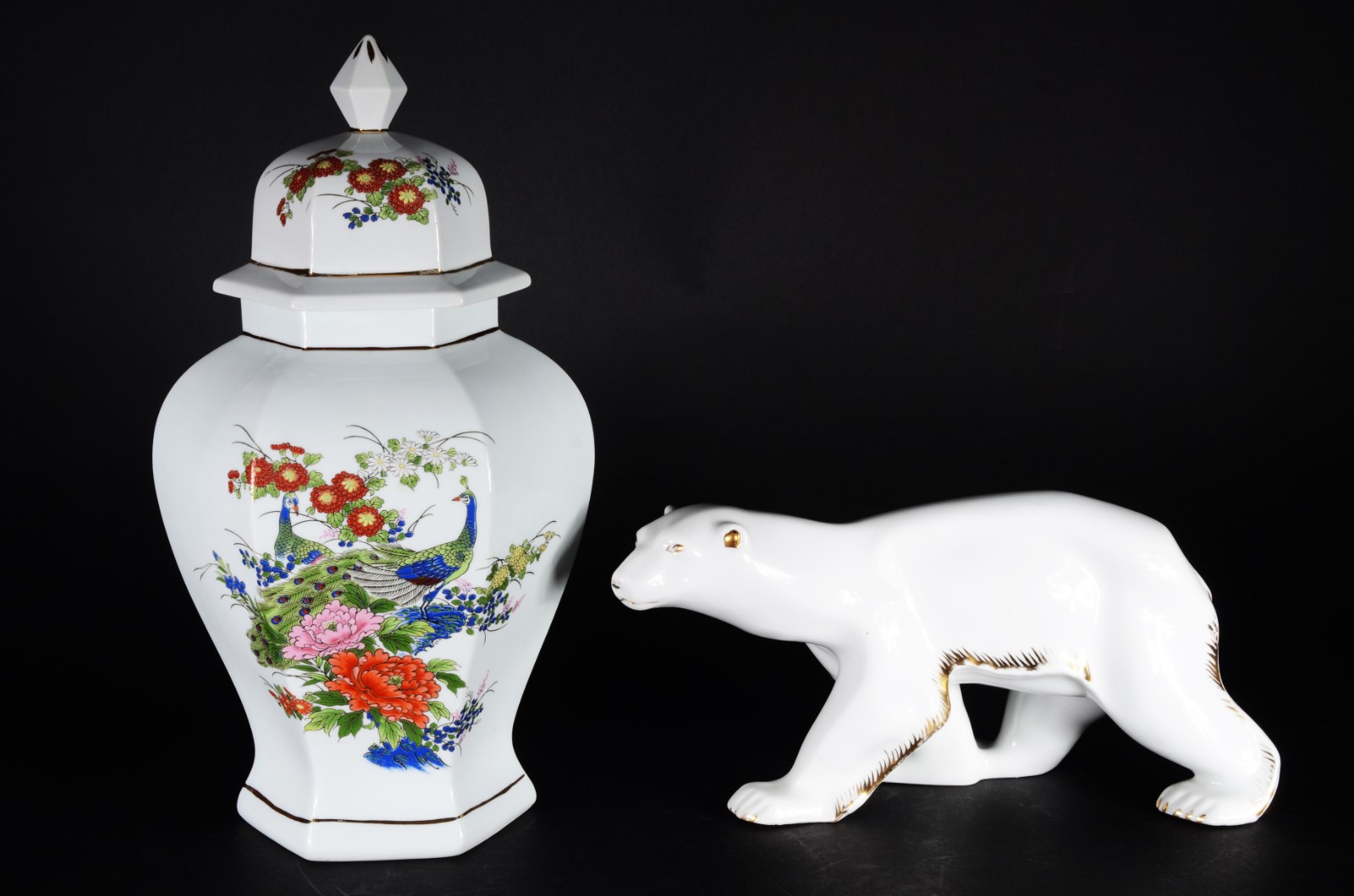Duas peças, sendo: potiche de porcelana oriental e estatueta de... - foto 1 de 11