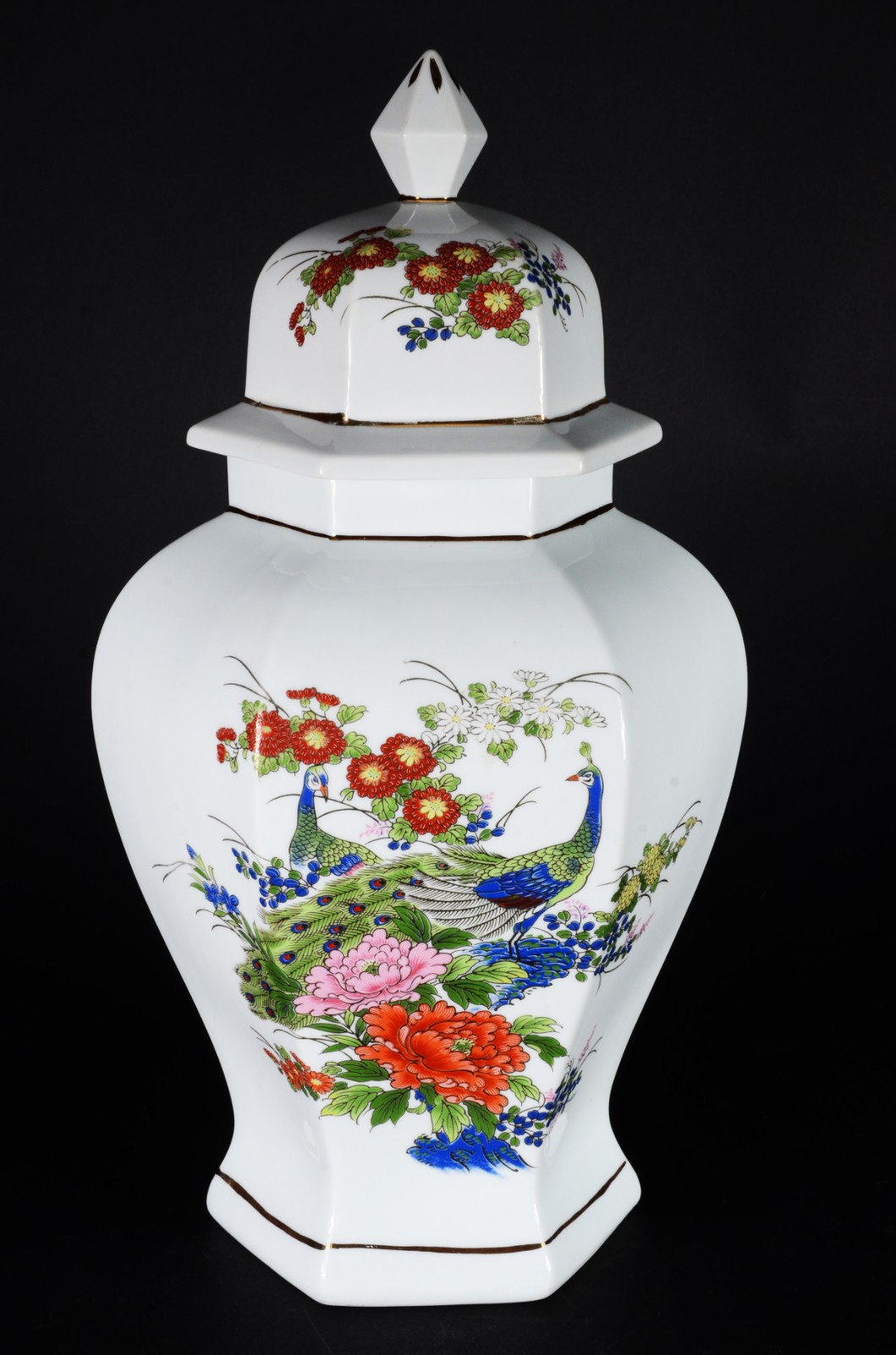 Duas peças, sendo: potiche de porcelana oriental e estatueta de... - foto 2 de 11