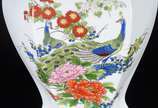 Duas peças, sendo: potiche de porcelana orienta... - Duas peças, sendo: potiche de porcelana oriental e estatueta de porcelana representando urso polar.